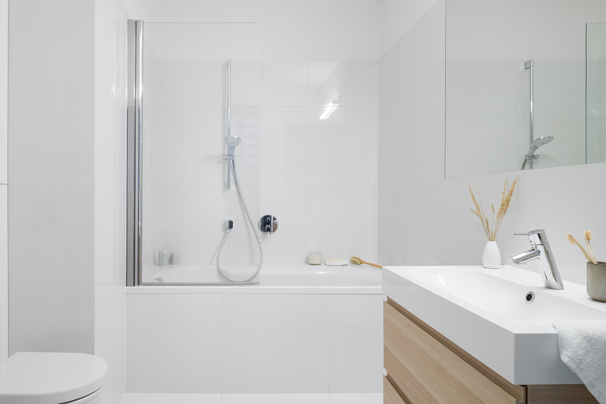 Badewanne mit Duschaufsatz für kleines Bad